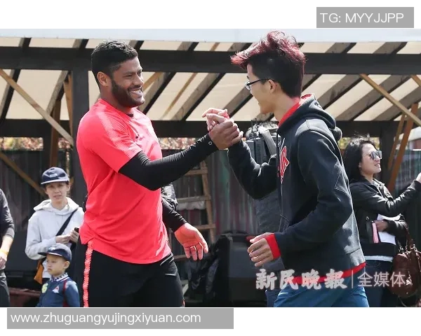 足球明星与孩子们的温馨互动瞬间感动无数球迷的心灵之旅